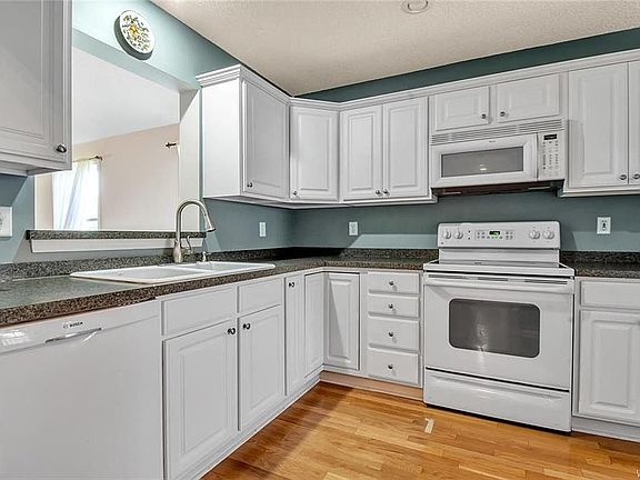 3rd image of 39 Glenfield Dr