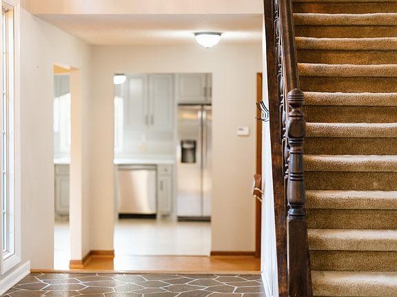 5th image of 806 Sharon Cir