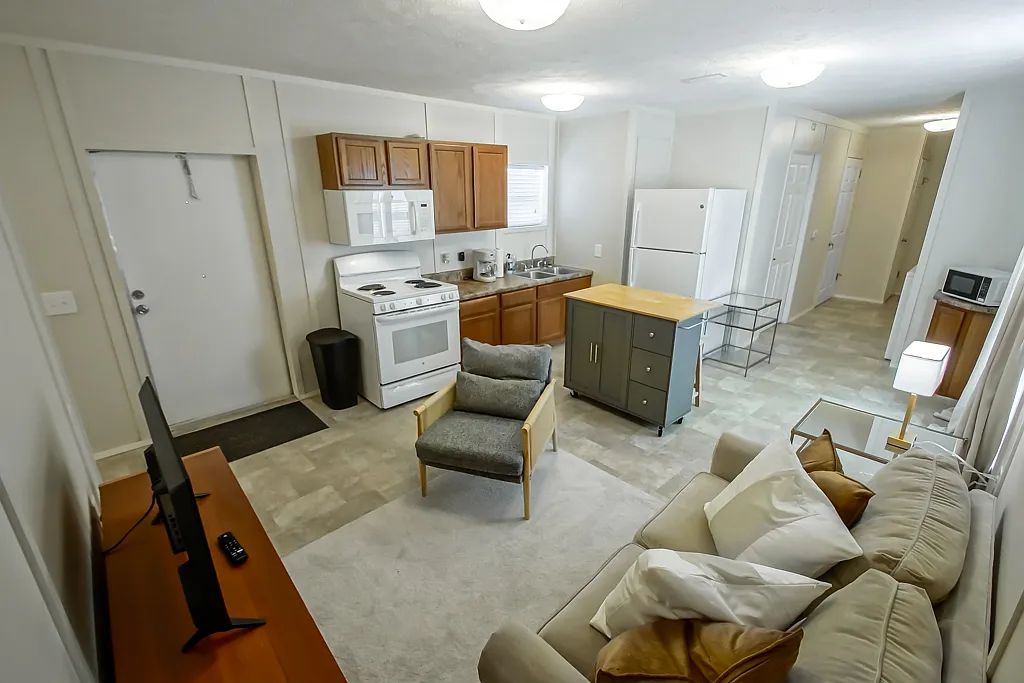 3 bed, 840 sqft, $1,200 — Photo 3