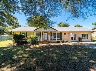 1005 Windsor Ave, Yadkinville, NC 27055