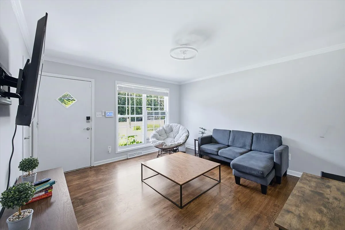 3 bed, 1.5 bath, 1014 sqft, $2,300 — Photo 4