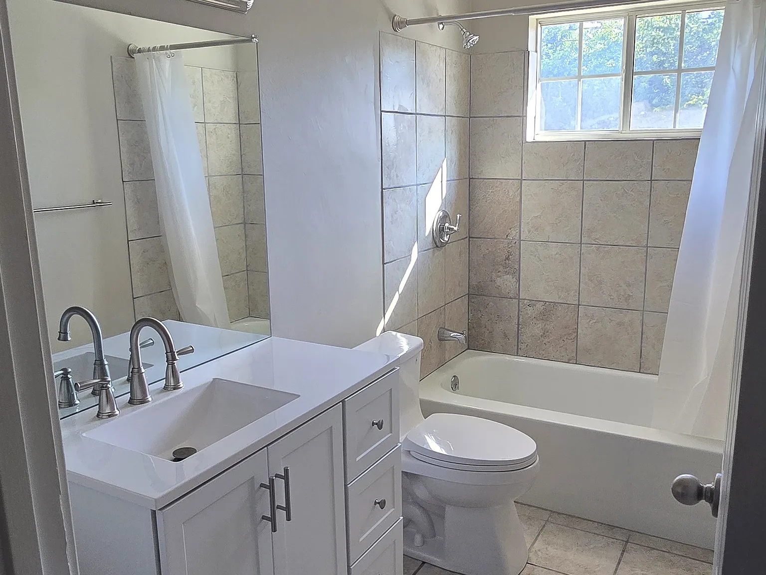 3 bed, 918 sqft, $1,595 — Photo 3