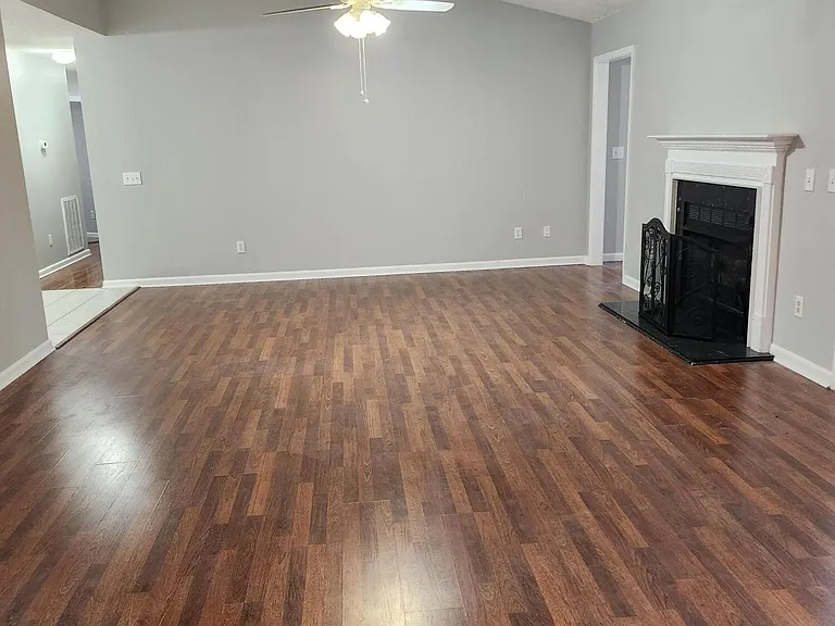 370 Sandhills Cir — Photo 4