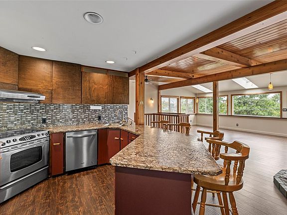 5th image of 3186 Dolphin Dr