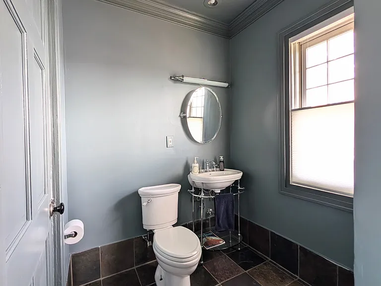 1041 Franklin Ave — Photo 15
