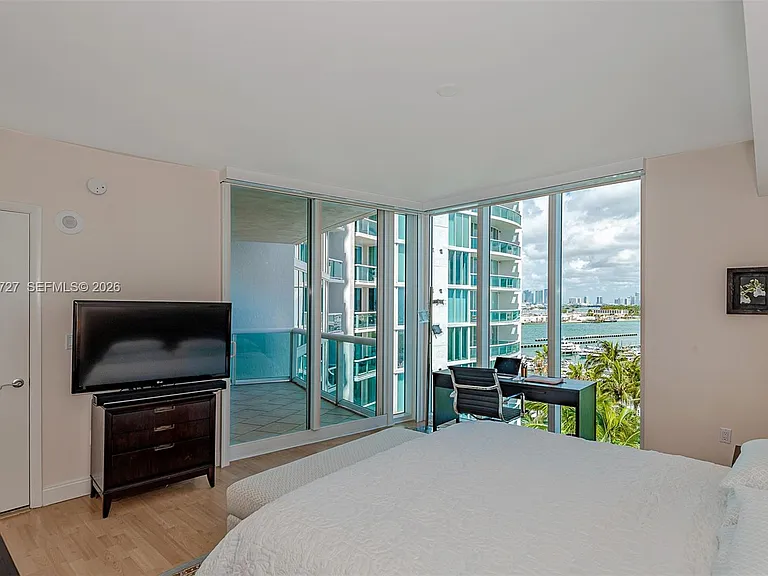 1000 S Pointe Dr #906 — Photo 17