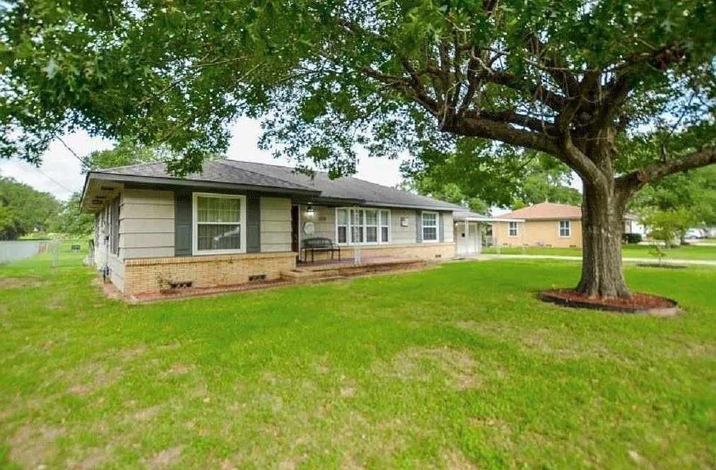 3 bed, 1.0 bath, 1538 sqft, $1,850 — Photo 2