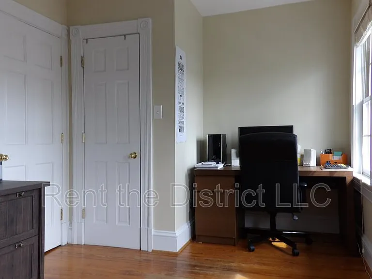 1114 Abbey Pl NE — Photo 10