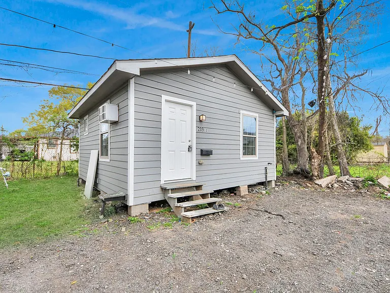 209 Owens St #A — Photo 12
