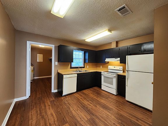 eat-in kitchen