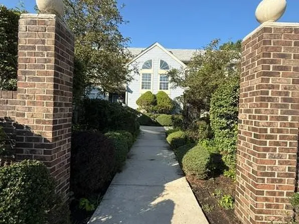 1 Truro Dr #F, Monroe Township, NJ 08831