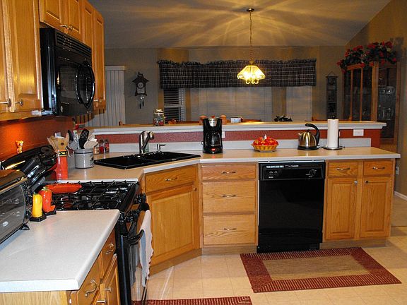 Kitchen~ Upgraded Appliances, inlcuding Gas Range