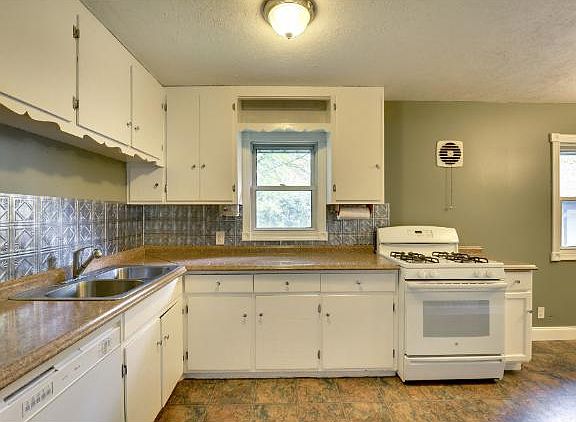 3rd image of 1620 Lois Dr