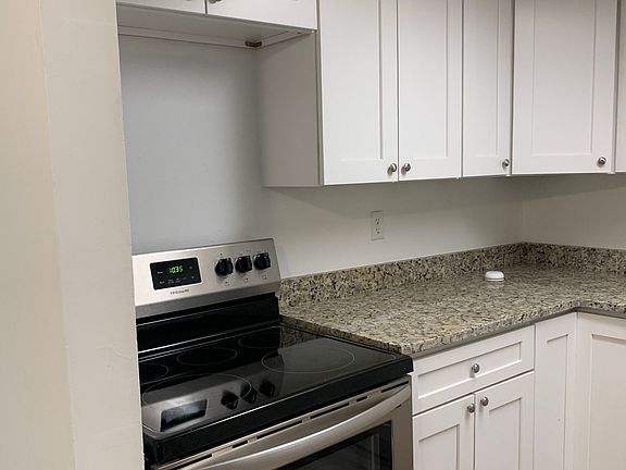 5th image of 695A Douglas Dr