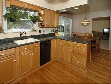 4th image of 881 Northeast Dr
