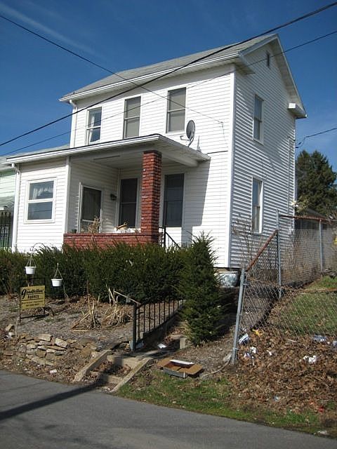 2nd image of 135 Spring St