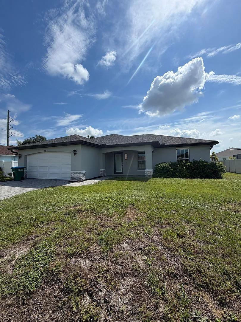 3 Bedroom 2 Bathroom Home with a Den! — Photo 2