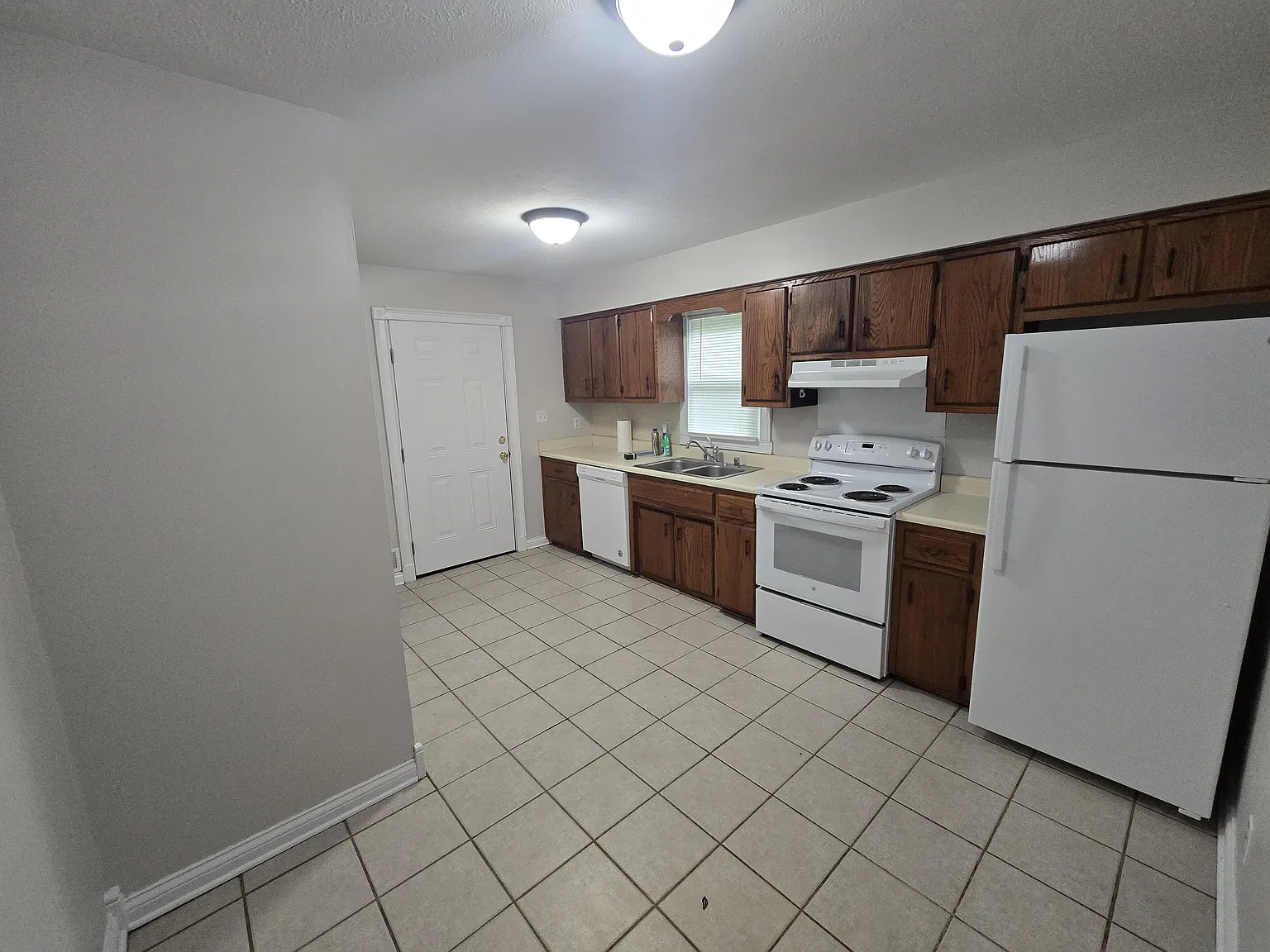 2 bed, $935 — Photo 1