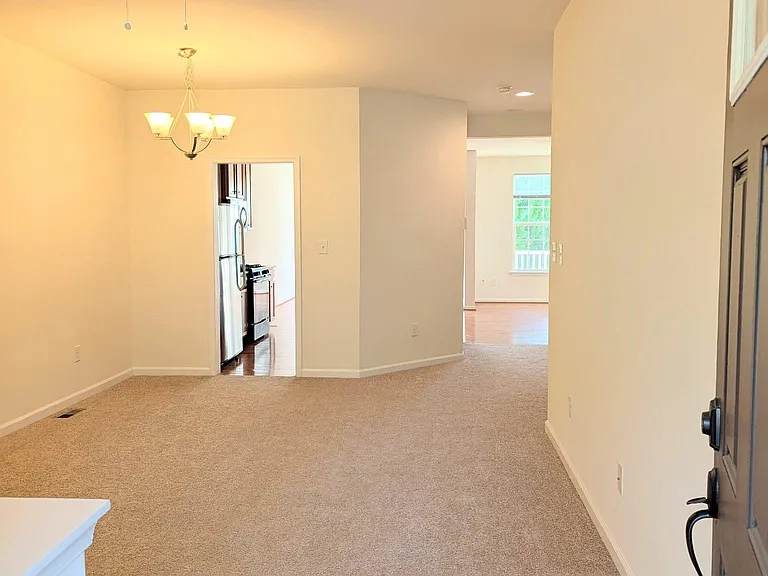 1309 Madison Ln — Photo 3