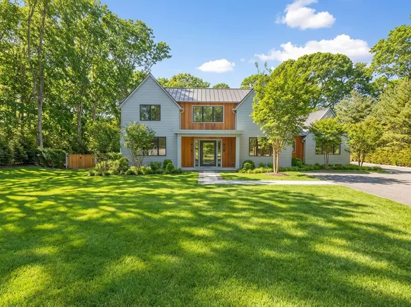 8 Ashwood Ct, Southampton, NY 11968