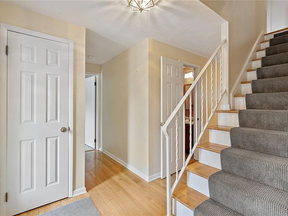 4th image of 105 Westbury Dr