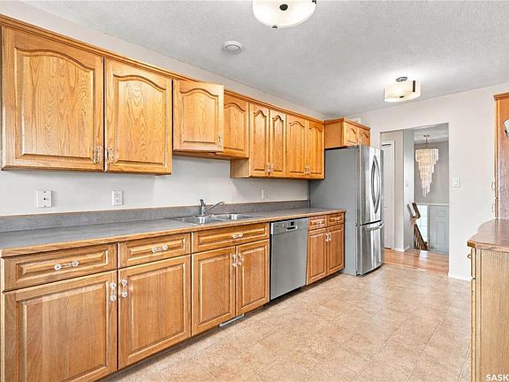 5th image of 518 Peterson CRESCENT