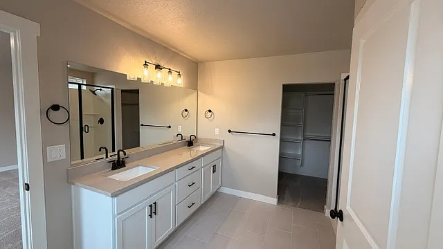 Master room bathroom