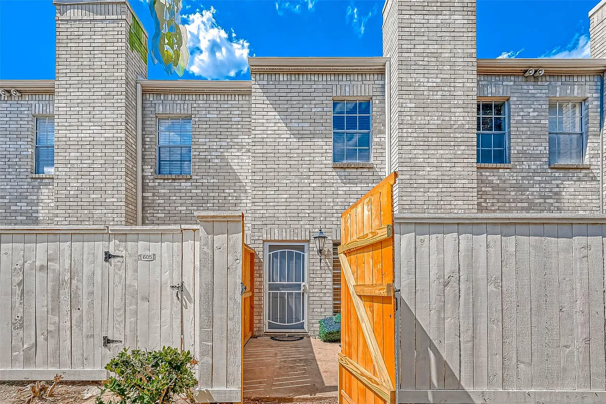 Building Photo - 3780 Tanglewilde St #604