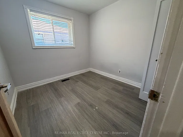 62 Corby Cres — Photo 8