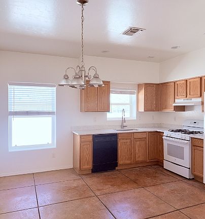 5th image of 324 W 23rd St