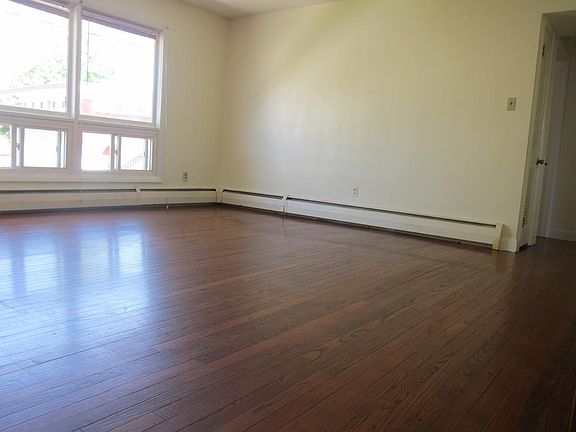 5th image of 17 Durkee St