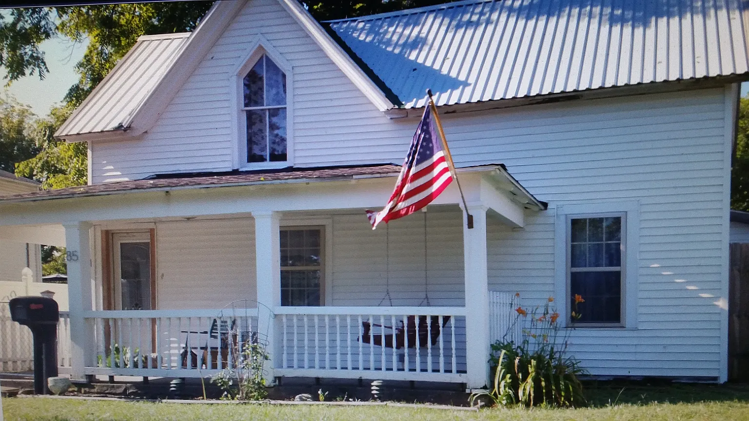 85 NW G St photo 1