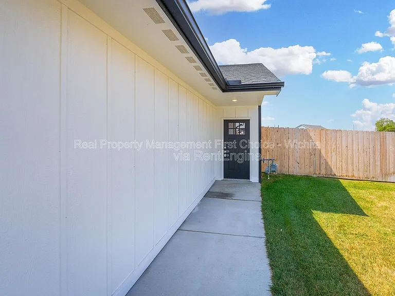 3426 W Angel St — Photo 2