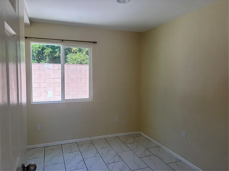 3613 W Victory Blvd — Photo 8