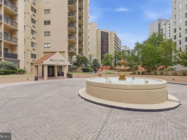 1211 S Eads St APT 405, Arlington, VA 22202
