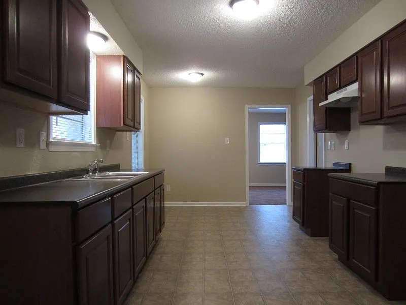 Building Photo - 2043 Willow Wood Ave