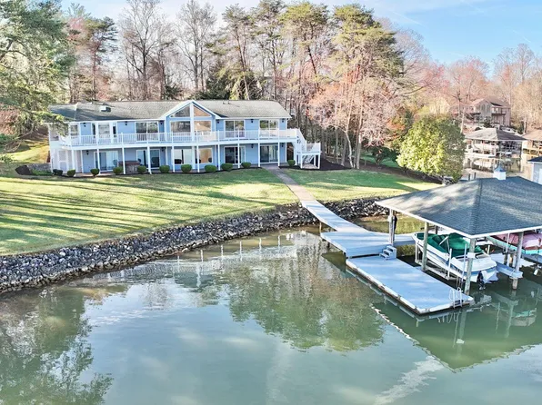 264 Riverbay Dr, Moneta, VA 24121