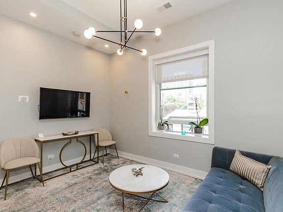 5th image of 448 W Barry Ave #205