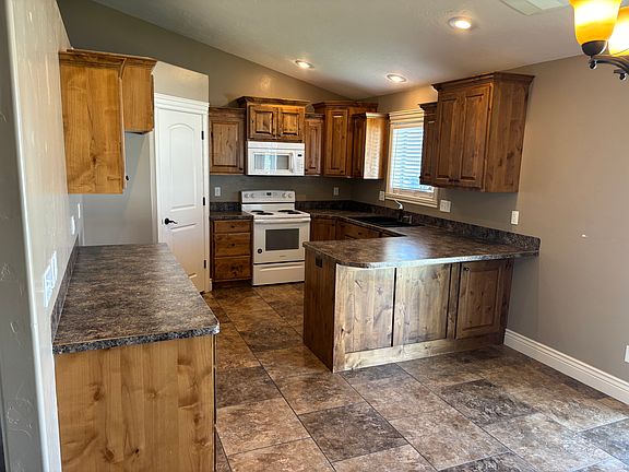 3rd image of 1533 N Richland Cir
