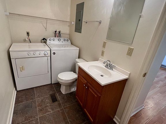 Laundry/1/2 Bath - 1st Floor - Washer/Dryer included