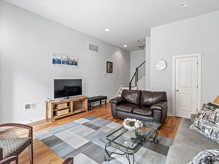 418 Fairmount Ave — Photo 20