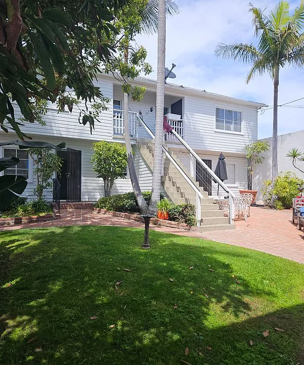 1033 Aviation Blvd