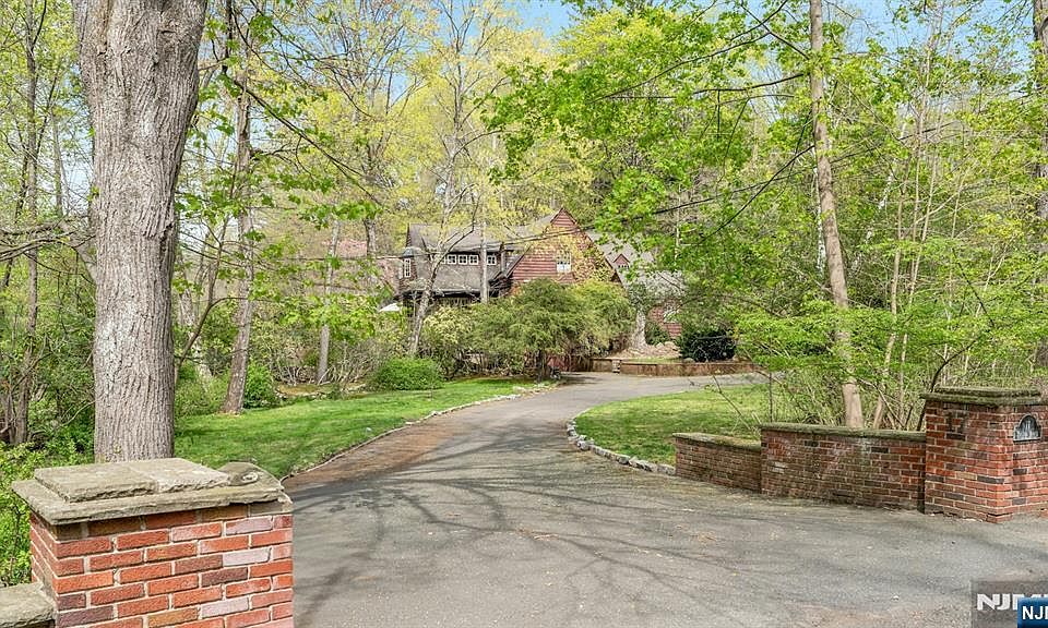 17 Hillside Avenue, Upper Saddle River, NJ 07458 | Zillow