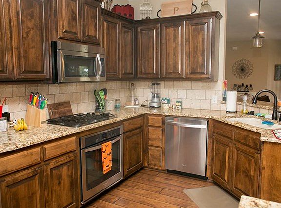 3rd image of 6001 Medina Dr
