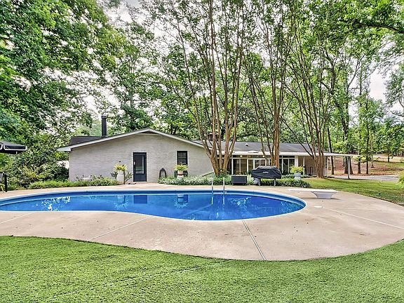 2nd image of 121 Knoll Wood Dr