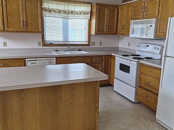 3rd image of 321 Tuttle Dr