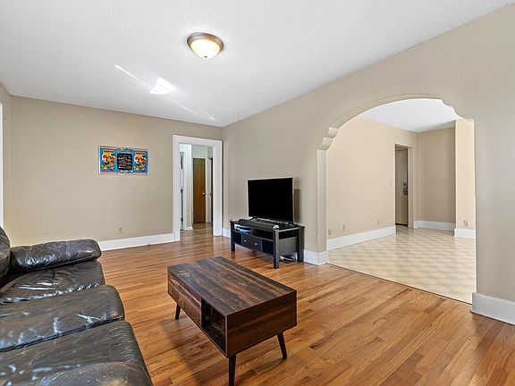5th image of 321 Sweetland Dr