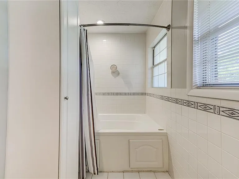 2423 Woodacres Rd NE — Photo 16