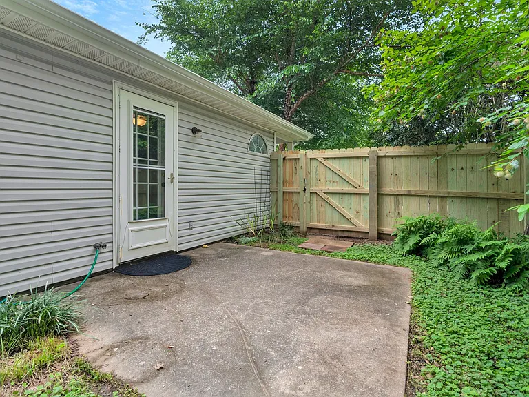 1511 N Greenleaf Dr — Photo 18