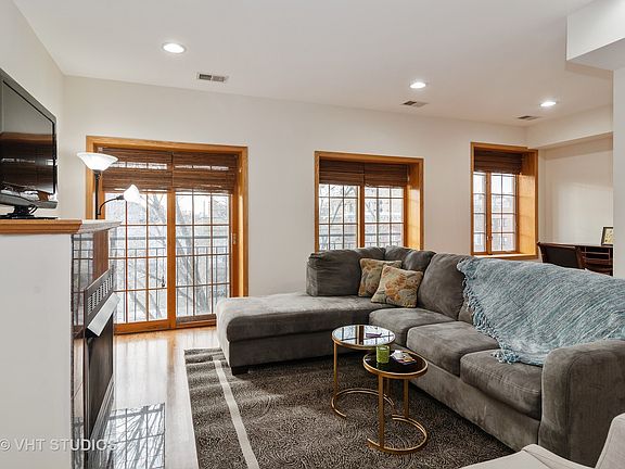 2nd image of 1521 N Ashland Ave APT 3